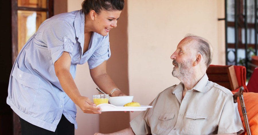 Come assistere un genitore anziano a casa